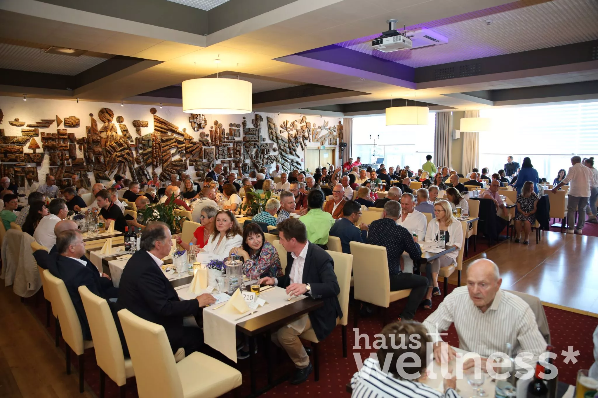 𝟯𝟱 𝗝𝗮𝗵𝗿𝗲 𝗦𝗰𝗵𝘄𝗶𝗺𝗺𝗯𝗮𝗱𝘀𝗲𝗿𝘃𝗶𝗰𝗲 𝗔𝗺𝗶𝗴𝗼 𝗞𝗮𝘂𝗳𝗺𝗮𝗻𝗻 –  𝗲𝗶𝗻 𝘂𝗻𝘃𝗲𝗿𝗴𝗲𝘀𝘀𝗹𝗶𝗰𝗵𝗲𝘀 𝗙𝗲𝘀𝘁 𝗶𝗻 𝗹𝘂𝗳𝘁𝗶𝗴𝗲𝗿 𝗛𝗼̈𝗵𝗲!