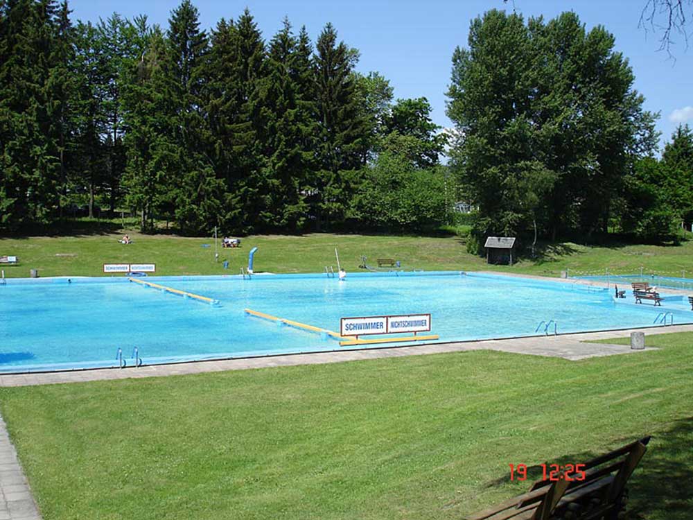 Außenbereich Freibad Großbreitenbach