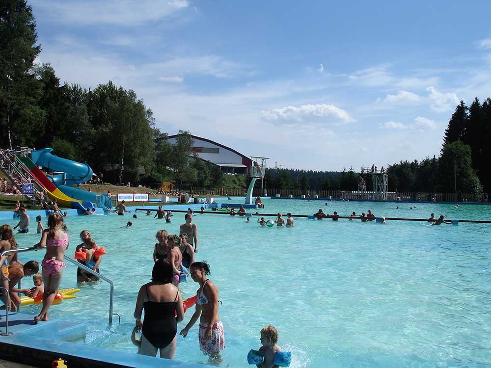 Außenbereich Freibad GroßbreitenbachAußenbereich Freibad Altenfeld